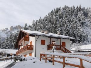 CampestrinにあるApartment Storie di Montagna by Interhomeの雪に覆われた家