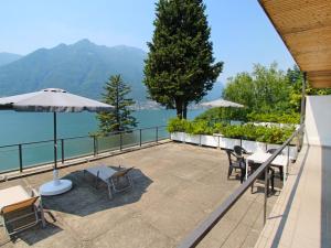 d'une terrasse avec tables et chaises et vue sur l'eau. dans l'établissement Apartment La Cava-8 by Interhome, à Pognana Lario