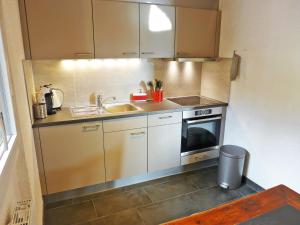 A cozinha ou cozinha compacta de Apartment Les Bruyères 25 by Interhome