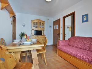 Posezení v ubytování Apartment Des Alpes-3 by Interhome