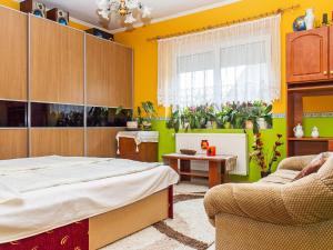 バラトンマーリアフュルドゥーにあるHoliday Home Colore by Interhomeのベッドルーム1室(ベッド1台、椅子、テーブル付)