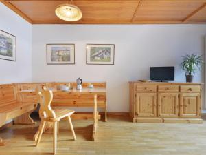 カナツェーイにあるApartment Monti Pallidi-1 by Interhomeのダイニングルーム(木製テーブル、テレビ付)
