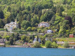 un villaggio sulla riva di un lago con case di Apartment Punta Borromea by Interhome a Stresa