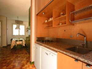 een keuken met een spoelbak en een aanrechtblad bij Apartment Capo d'Arco-3 by Interhome in Capo D'Arco