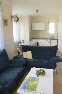 ウェバにあるHoliday Home Domek Joanna-1 by Interhomeのリビングルーム(青いソファ付)、キッチン