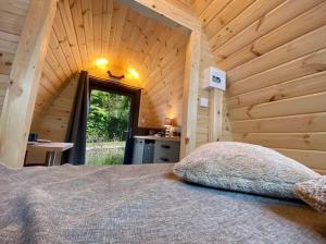 ein Schlafzimmer mit einem Bett in einer Holzhütte in der Unterkunft Camping Padimadour in Rocamadour