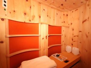 マウラッハにあるApartment Am Bärenkopf-4 by Interhomeの木製の壁のベッドルーム(テーブル、棚付)