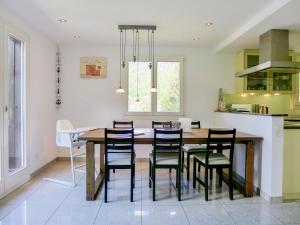 Virtuvė arba virtuvėlė apgyvendinimo įstaigoje Holiday Home Chalet Aaregg by Interhome