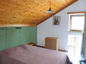 una camera con letto e soffitto in legno di Holiday Home Au bord du Lac-2 by Interhome a Butgenbach