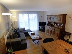 uma sala de estar com um sofá e uma mesa em Apartment Bennico by Interhome em Emmetten