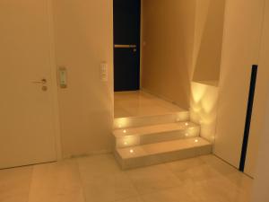 モントルーにあるApartment Haute-Rive by Interhomeの照明付きの階段とドアのある廊下