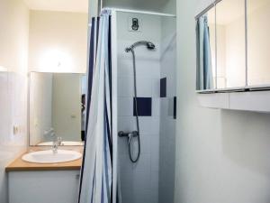 W łazience znajduje się prysznic i umywalka. w obiekcie Apartment L'Oustalet-3 by Interhome w mieście Mimizan-Plage