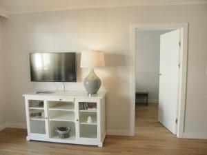 Pokój z białą szafką z telewizorem na górze w obiekcie Apartment Na Wczasowej by Interhome w Ustce