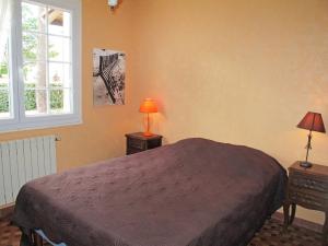 ミミザン・プラージュにあるHoliday Home Promenade des Pins by Interhomeのベッドルーム1室(ベッド1台付)、2泊分のスタンド(ランプ付)