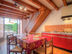 ミミザン・プラージュにあるHoliday Home Sicard-7 by Interhomeのキッチン(テーブル、赤いテーブルクロス付)