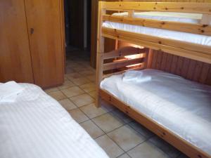מיטה או מיטות קומותיים בחדר ב-Apartment Roc Lyv by Interhome