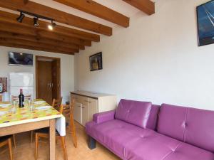 ミミザン・プラージュにあるHoliday Home Sicard-9 by Interhomeの紫色のソファとテーブル付きのリビングルーム