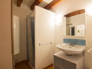 Ένα μπάνιο στο Holiday Home Sicard-9 by Interhome