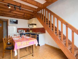 ミミザン・プラージュにあるHoliday Home Sicard-8 by Interhomeのキッチン(ダイニングテーブル、階段付)