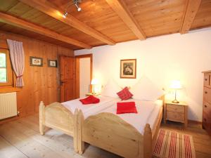 um quarto com uma cama com almofadas vermelhas em Holiday Home Siglaste by Interhome em Ginzling