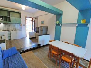 cocina con mesa y sillas en una habitación en Apartment Villa Isotta-1 by Interhome, en Rosolina Mare