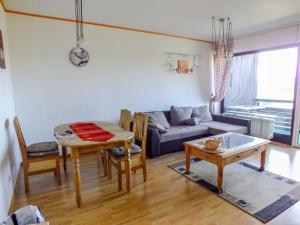 ein Wohnzimmer mit einem Sofa und einem Tisch in der Unterkunft Apartment Terrassenpark-4 by Interhome in Obertal