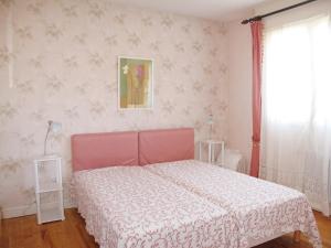 ミミザン・プラージュにあるHoliday Home Tourterelles by Interhomeのベッドルーム1室(ピンクベッド1台付)