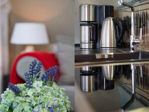 een koffiepot en een vaas met bloemen op een tafel bij Apartment Witthuus-Wangerooge by Interhome in Norddeich +24 foto's