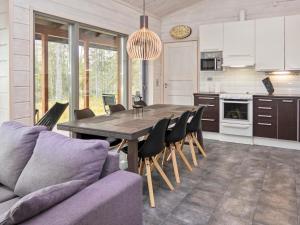 Køkken eller tekøkken på Holiday Home Lumikukka by Interhome