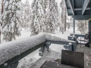 een met sneeuw bedekte leuning op een veranda van een huis bij Holiday Home Uolevintie 39b by Interhome in Ruka