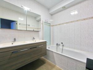 y baño con bañera, lavamanos, bañera y bañera tubermott. en Apartment Residentie Greens by Interhome, en Mispelburg