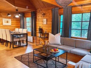 ein Wohnzimmer mit Sofa und Tisch in der Unterkunft Holiday Home Uolevintie 39b by Interhome in Ruka + 15 Fotos