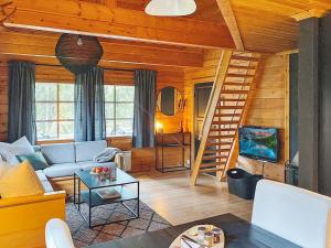 ein Wohnzimmer mit einem Sofa und einer Leiter in der Unterkunft Holiday Home Uolevintie 39b by Interhome in Ruka