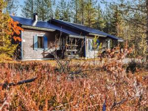 eine alte Hütte im Wald mit Bäumen in der Unterkunft Holiday Home Salakolo 1 by Interhome in Ruka