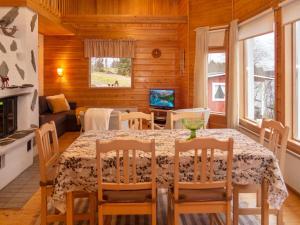 KiviperäにあるHoliday Home Pesäkolo by Interhomeのキッチン、ダイニングルーム(テーブル、椅子付)