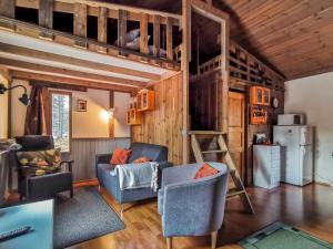 ein Wohnzimmer mit Hochbett und Stühlen in der Unterkunft Holiday Home Salakolo 1 by Interhome in Ruka