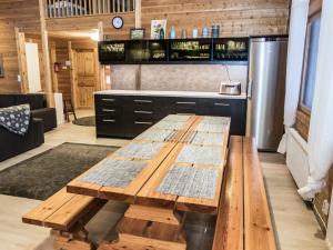 einem Holztisch in der Mitte einer Küche in der Unterkunft Holiday Home Huvihovi by Interhome in Ruka
