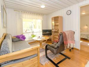 TV a/nebo společenská místnost v ubytování Holiday Home Hiekkalampi by Interhome