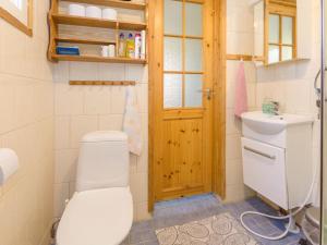 Koupelna v ubytování Holiday Home Hiekkalampi by Interhome
