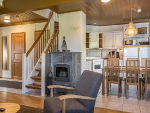 Køkken eller tekøkken på Holiday Home Alppitähti by Interhome