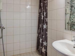 Et badeværelse på Holiday Home Alppitähti by Interhome + 8 billeder