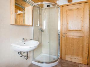 Koupelna v ubytování Apartment Albergo Diffuso - Cjasa de Barce-2 by Interhome