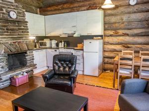 ein Wohnzimmer mit Küche und Tisch und Stühlen in der Unterkunft Holiday Home Pajuruka 2 a 1 by Interhome in Ruka