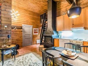 - une cuisine et une salle à manger avec une table et une cuisinière dans l'établissement Holiday Home Lomaylläs b19 - palovaarankaarre 2 b by Interhome, à Ylläsjärvi