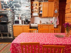 een keuken met een tafel met een roze tafelkleed bij Holiday Home Honkakoti by Interhome in Kurkimaki