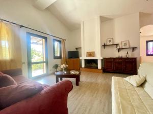 un soggiorno con un divano e un tavolo di Villa Arianna by Interhome a Monte Nai