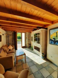 a living room with a couch and a tv at Errotazar apartamento M in Alsasua