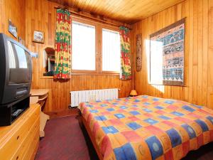 ein Schlafzimmer mit einem Bett und einem TV. in der Unterkunft Apartment Le Curling A-17 by Interhome in Tignes