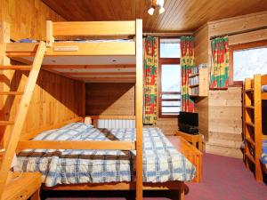 1 Schlafzimmer mit 2 Etagenbetten in einer Hütte in der Unterkunft Apartment Le Curling A-17 by Interhome in Tignes