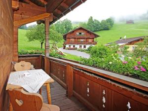 PankrazbergにあるApartment Untererhof-3 by Interhomeの家の景色を望むバルコニー(テーブル付)